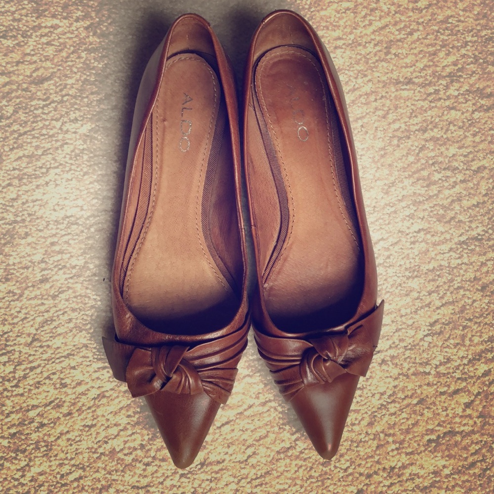 Brown flats with knot at toe
